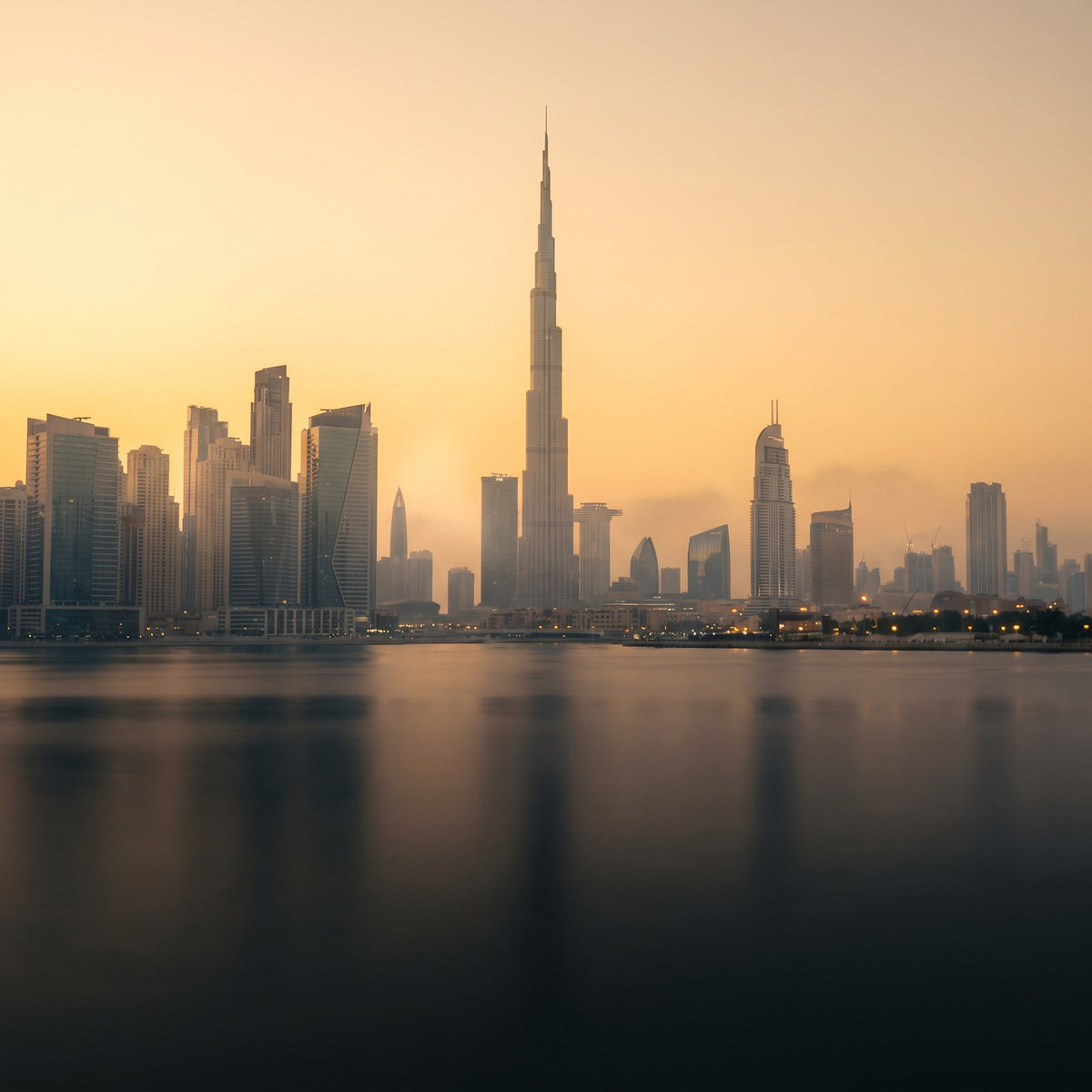 Atardecer en Emiratos Árabes Unidos, conectado con datos móviles sin roaming
