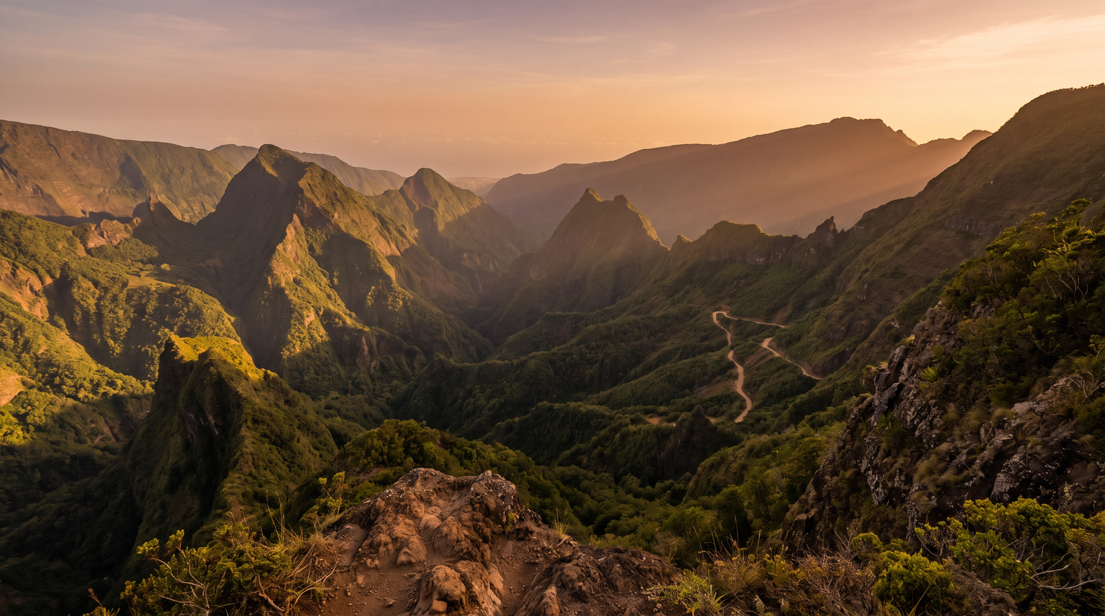 Paisaje de Reunión con cobertura 4G/5G de la eSIM de PuraSIM