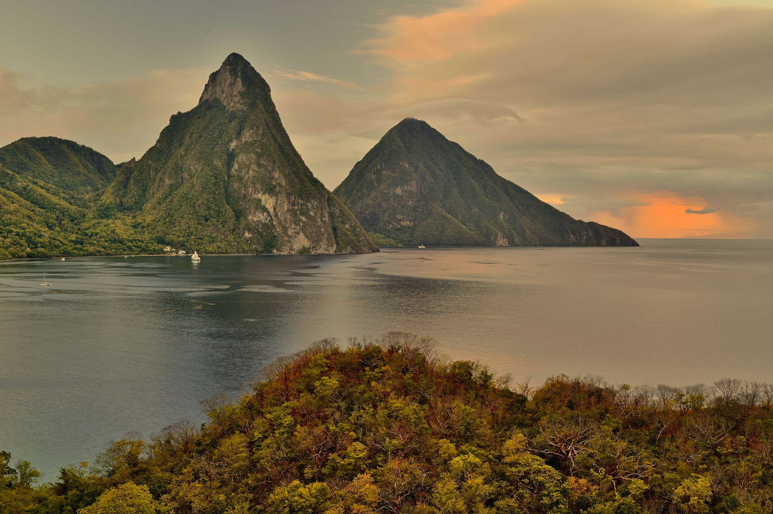 Viajera usando una eSIM frente a los Pitons en Santa Lucía