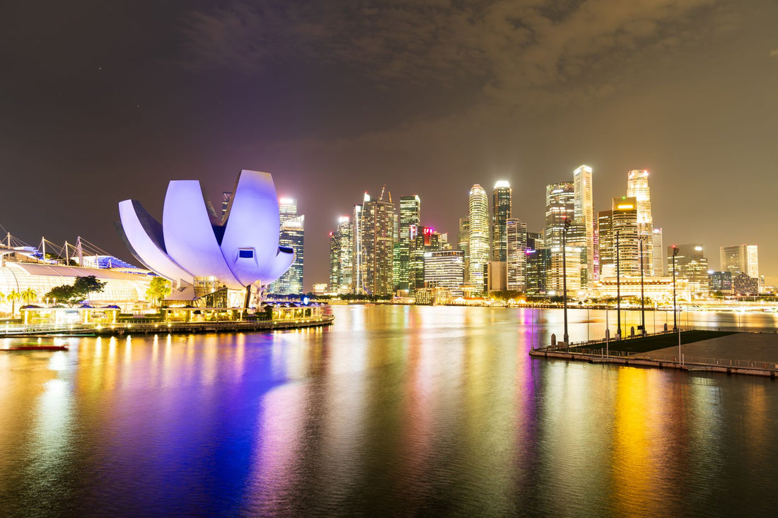 Viajero usando una eSIM de Singapur frente al skyline de Marina Bay