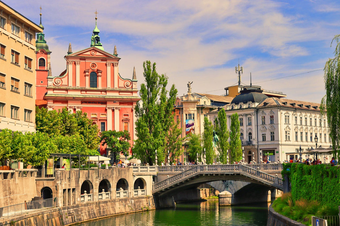 Viajero con eSIM para Irlanda y Eslovenia frente al puente de Liubliana
