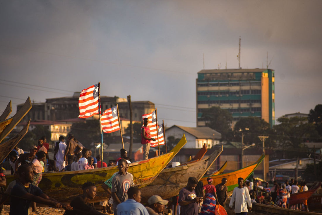 Viajero usando el móvil con una eSIM en la costa de Monrovia, Liberia