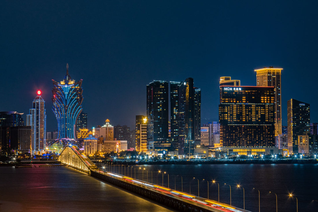 Viajero con el móvil y una eSIM para Macao ante los casinos iluminados de Cotai