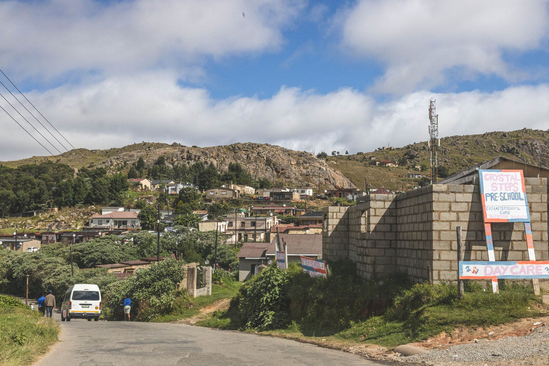 Viajero usando una eSIM para Esuatini con vistas al valle de Ezulwini