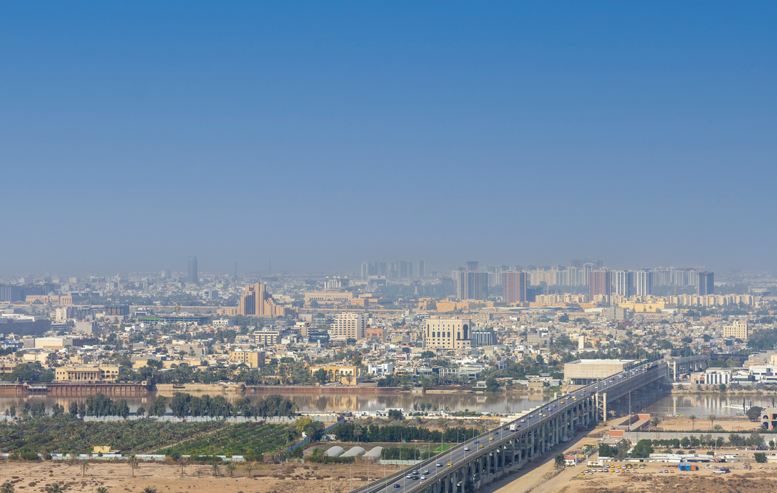 Viajero usando una eSIM para Irak con vistas a Bagdad