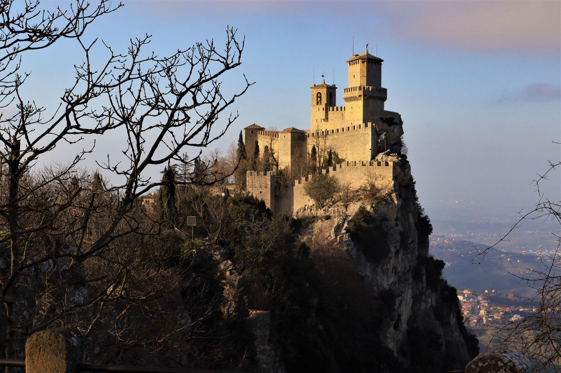 Viajera usando una eSIM junto a la torre Guaita en Ciudad de San Marino