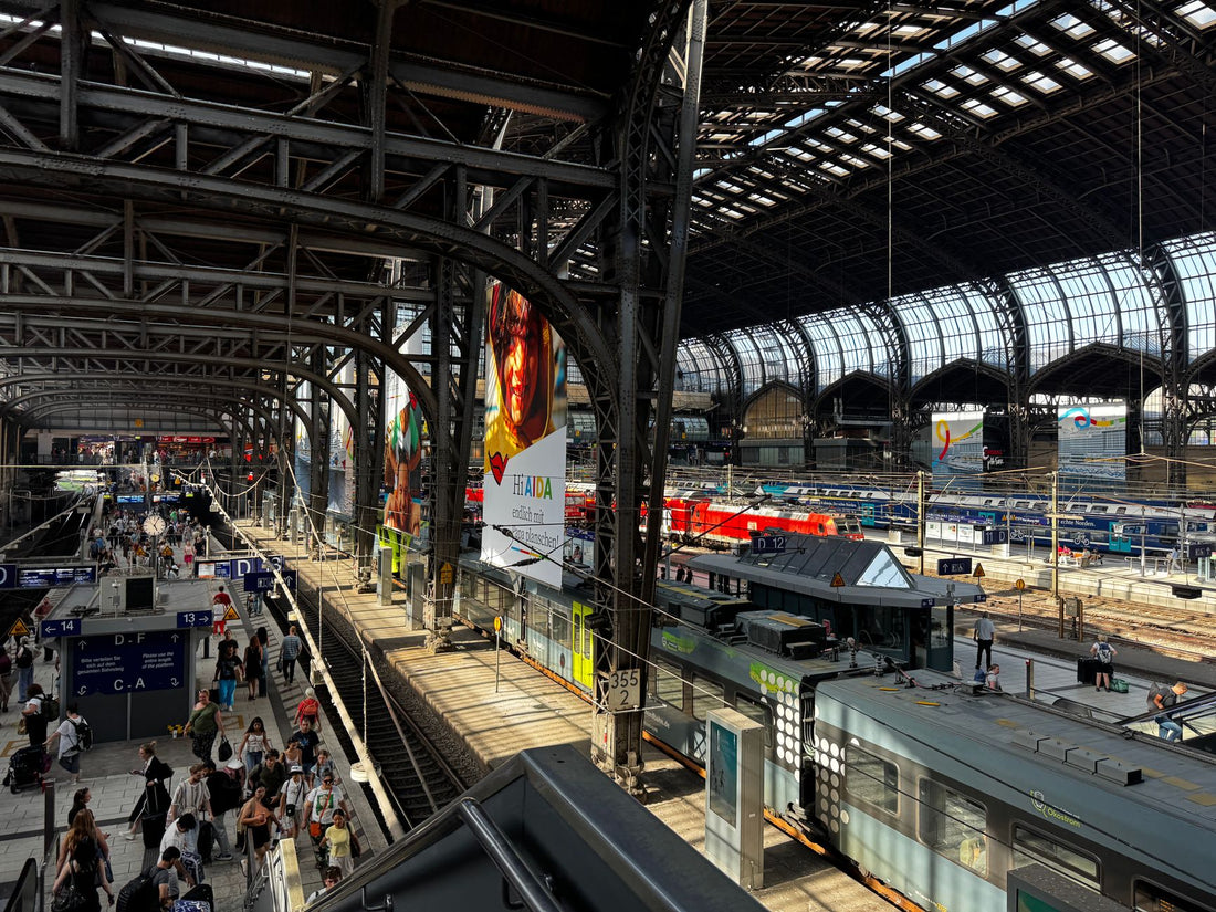 Viajero de Interrail consultando el movil con una eSIM de Europa en un anden de tren
