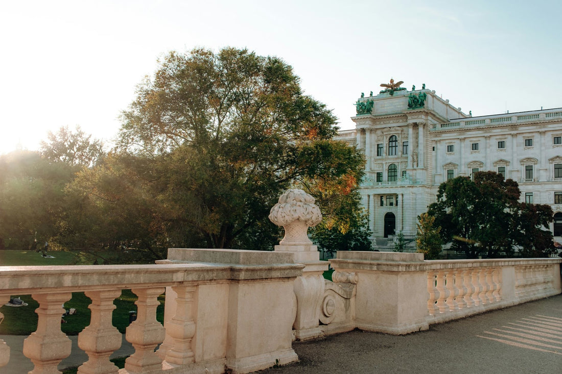 Viajera consultando el movil con una eSIM de Austria frente a un palacio de Viena