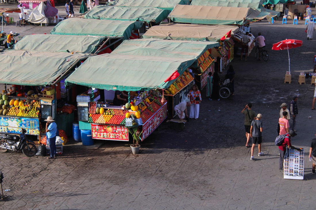 Viajero usando una eSIM para Marruecos en un zoco de Marrakech