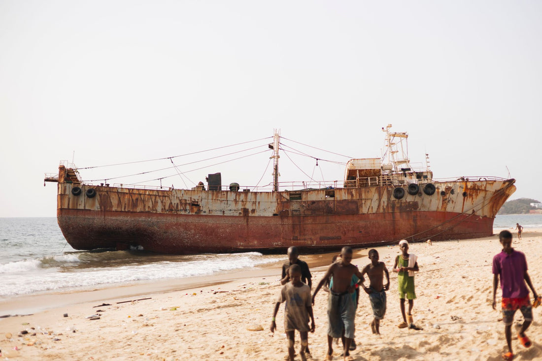 Viajero usando una eSIM con el móvil en la costa de Freetown, Sierra Leona