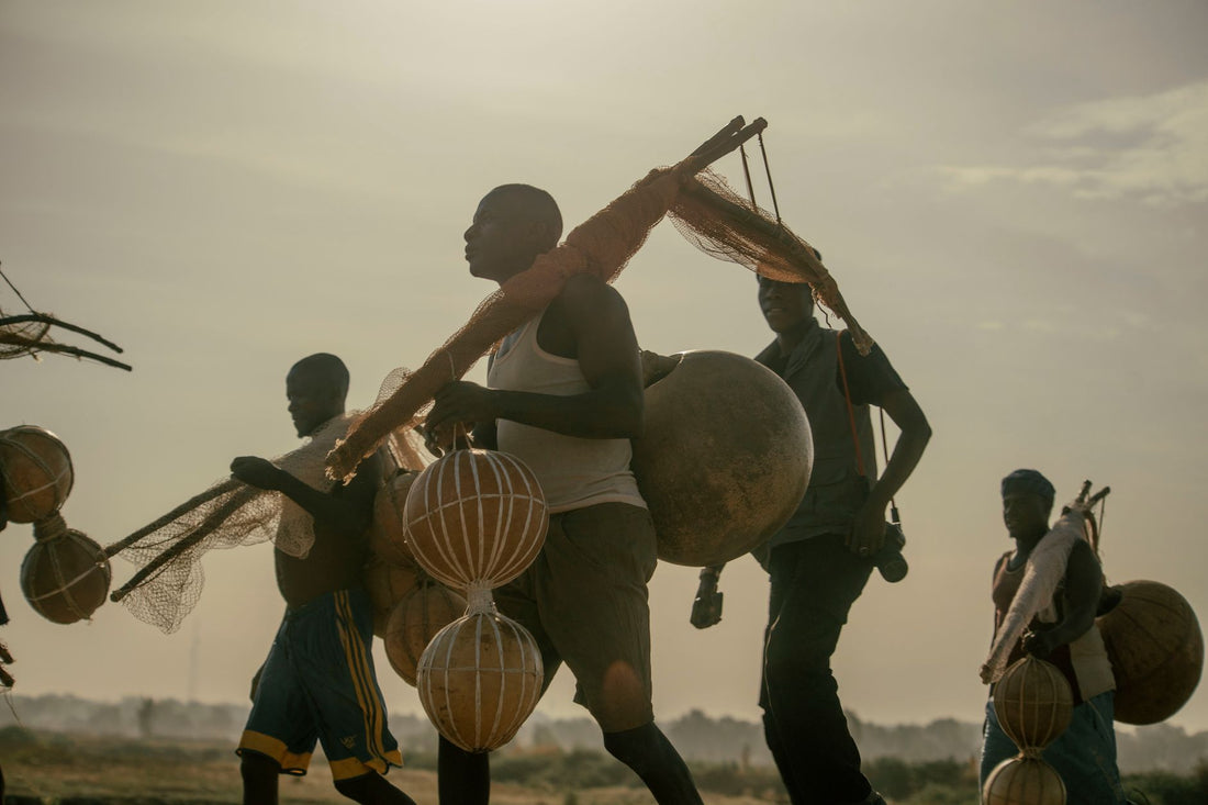 Viajero con eSIM para Niger junto al rio Niger a su paso por Niamey al atardecer