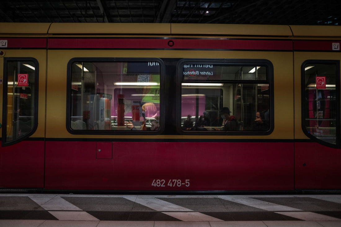 Viajero mirando el movil con una eSIM Europa desde un tren en Europa