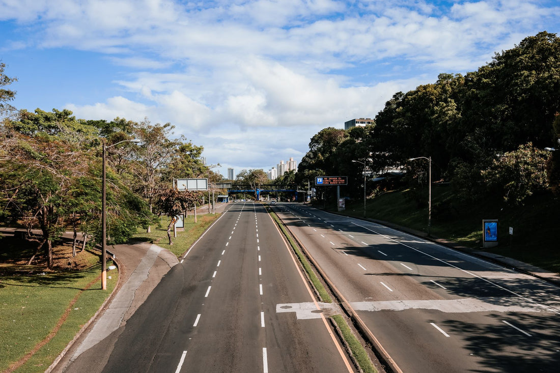 Viajero consultando una eSIM en la carretera de la Ruta Panamericana