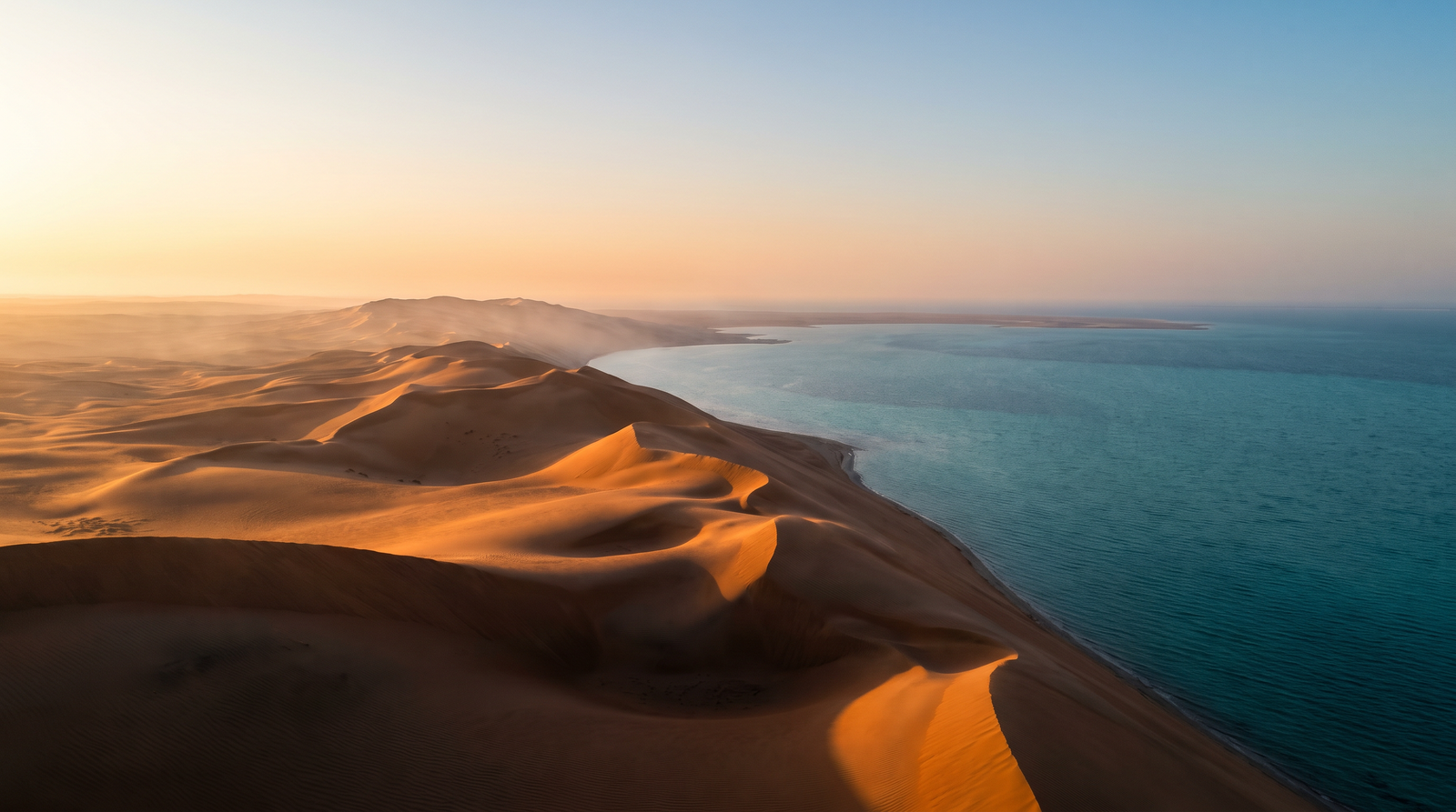 Paisaje de Catar con cobertura 4G/5G de la eSIM de PuraSIM