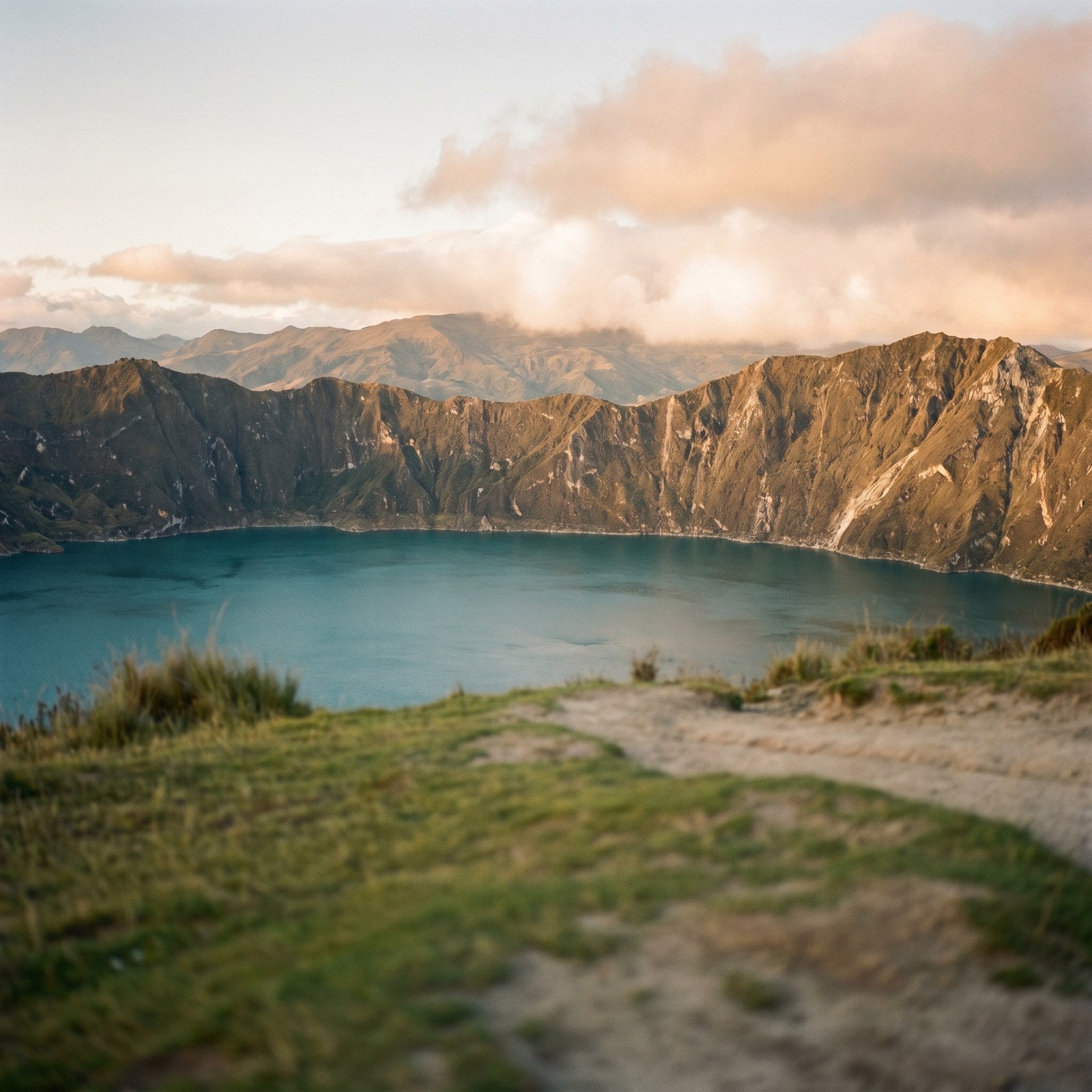Atardecer en Ecuador, conectado con datos móviles sin roaming