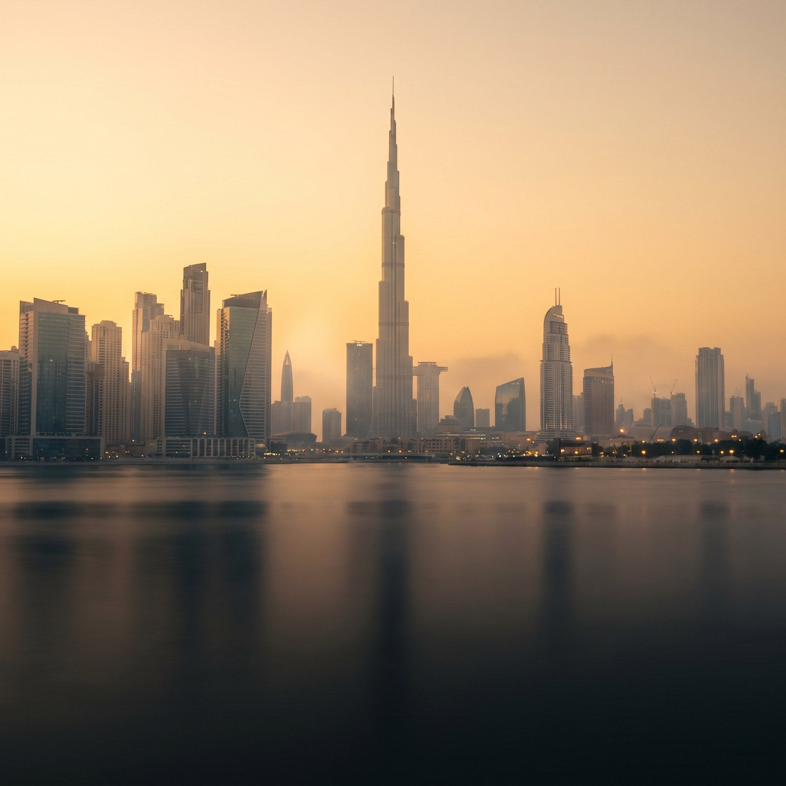 Atardecer en Emiratos Árabes Unidos, conectado con datos móviles sin roaming
