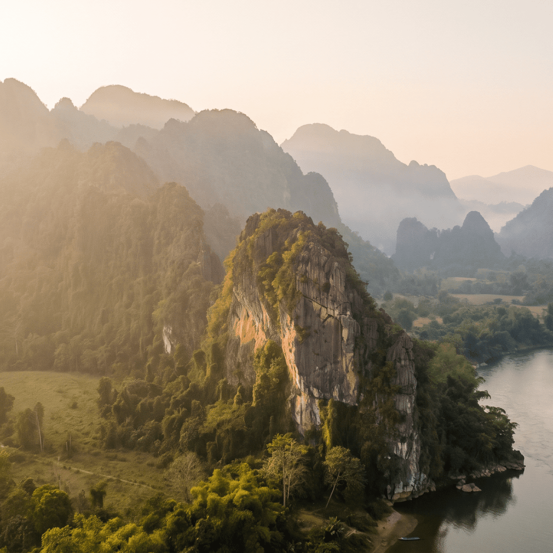 Paisaje de Laos con cobertura 4G/5G de la eSIM de PuraSIM